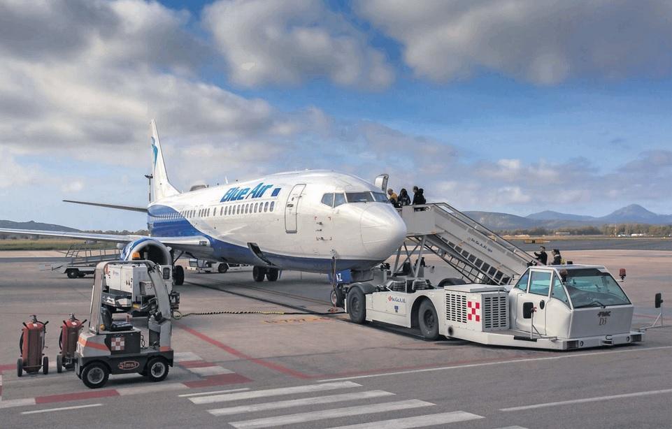 Un aereo Blue Air in pista all'aeroporto di Alghero