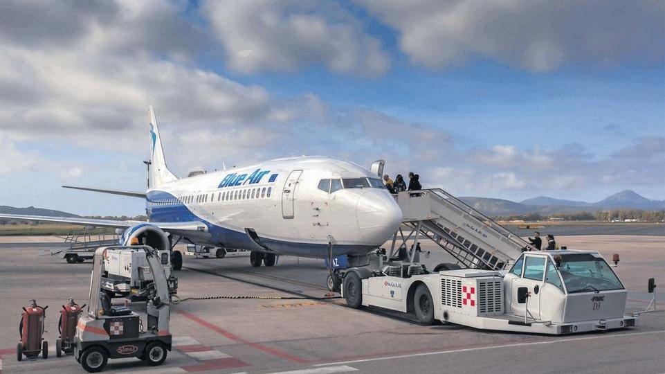 Un aereo Blue Air in pista all'aeroporto di Alghero