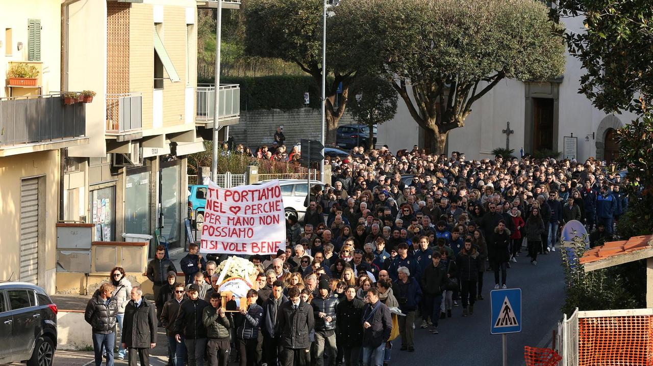 Il corteo funebre per Matteo Carmignato