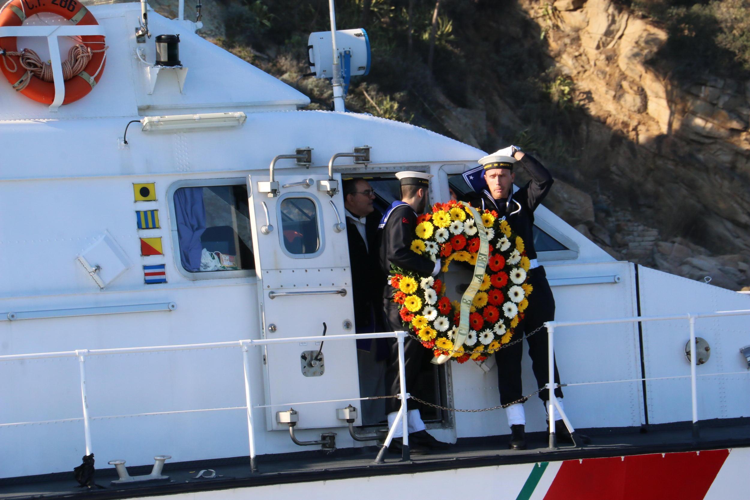 Costa Concordia, a sei anni dalla tragedia una corona di fiori davanti allo scoglio 