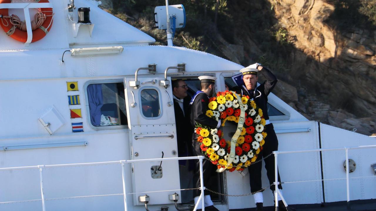 Costa Concordia, a sei anni dalla tragedia una corona di fiori davanti allo scoglio 