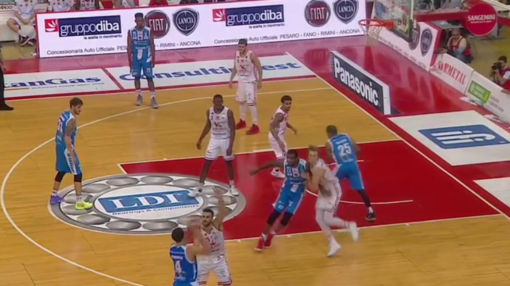 Basket, Dinamo sconfitta a Pesaro: la Final Eight non è più sicura