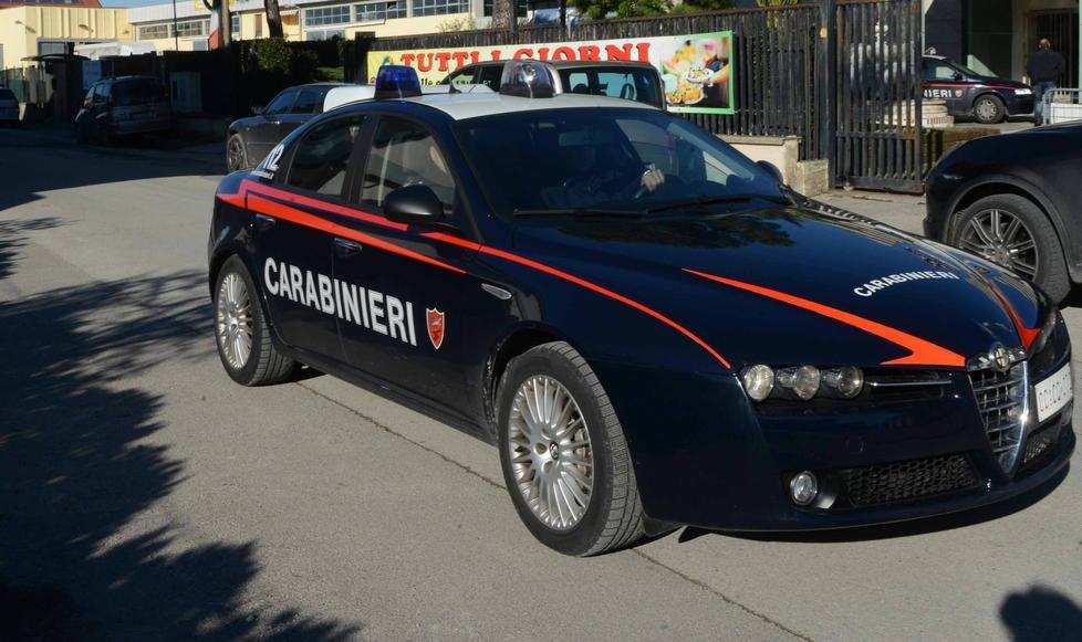 Ruba cacciaviti, scoperto, reagisce: arrestato