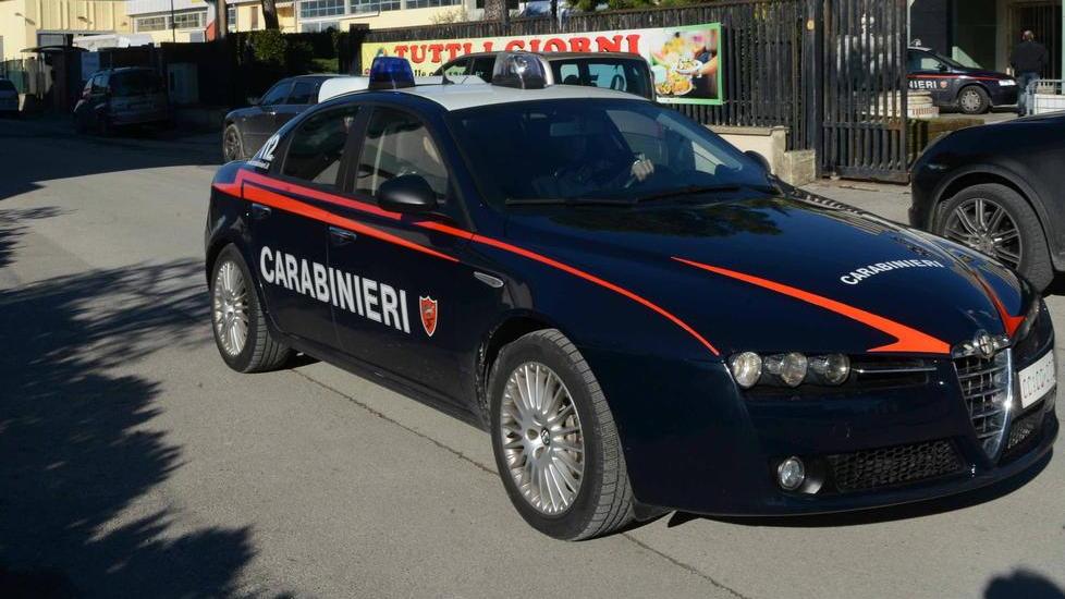 Ruba cacciaviti, scoperto, reagisce: arrestato
