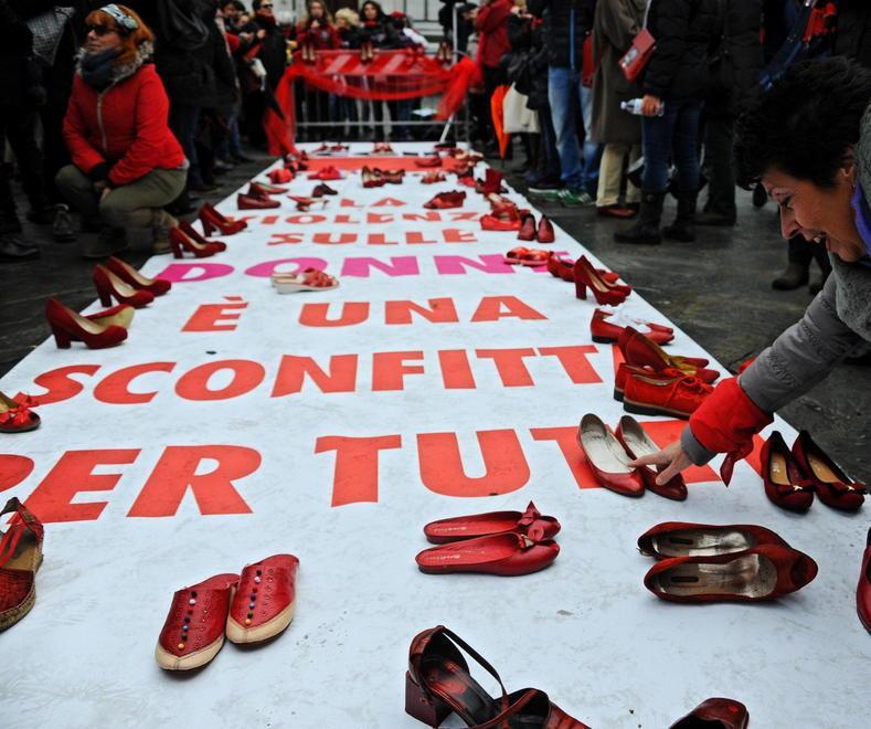 Minaccia la ex davanti al figlio: «Ti taglio la gola» 