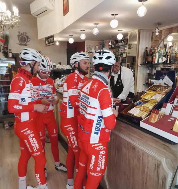 I ciclisti Androni alla Caffetteria del Corso