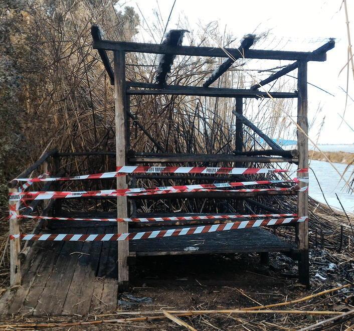 A fuoco capanno nell’oasi «Un dispetto ai cittadini» 