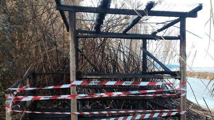 A fuoco capanno nell’oasi «Un dispetto ai cittadini»
