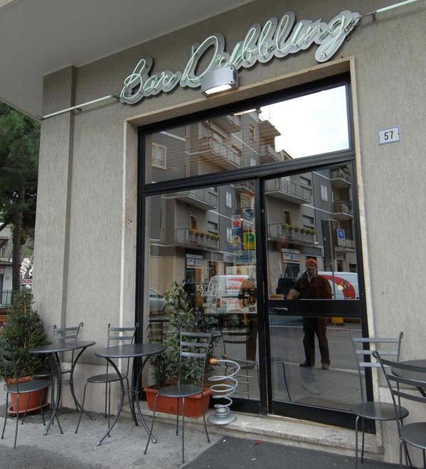 Forza la porta del Dribbling e svuota la cassa del locale