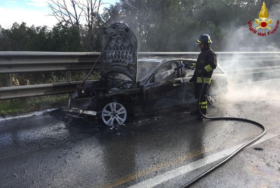 Auto in fiamme allo svincolo Chiuse le due carreggiate