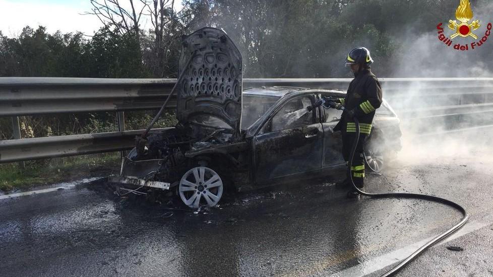 Auto in fiamme allo svincolo Chiuse le due carreggiate