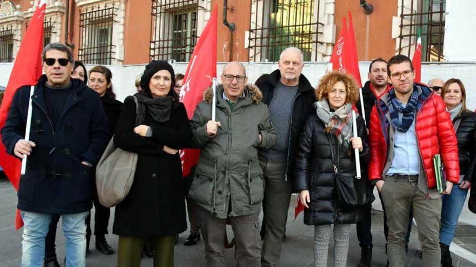 Scadono i contratti, il sostegno va in tilt