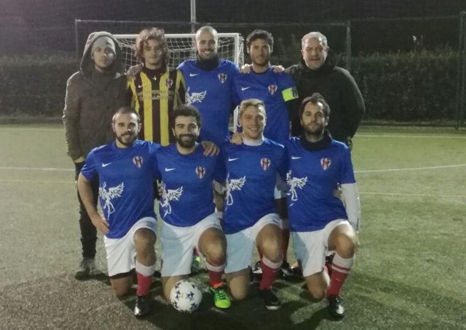 Il team Assur festeggia sotto l’albero 