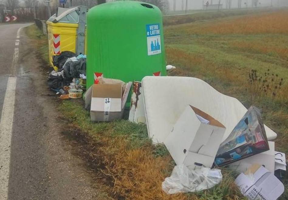 Mirandola. L’emergenza delle microdiscariche abusive 