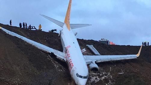 Turchia: aereo scivola lungo scogliera