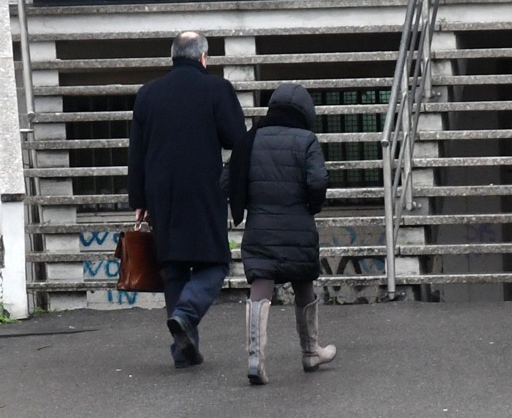 Anziani legati nell’ospizio la titolare sceglie il silenzio 