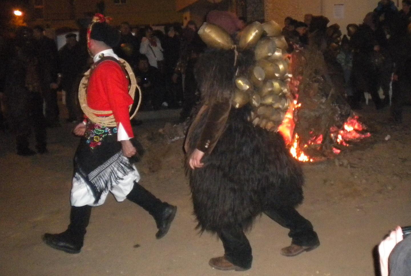 Mamoiada, i falò dei rioni aprono il carnevale 2018 