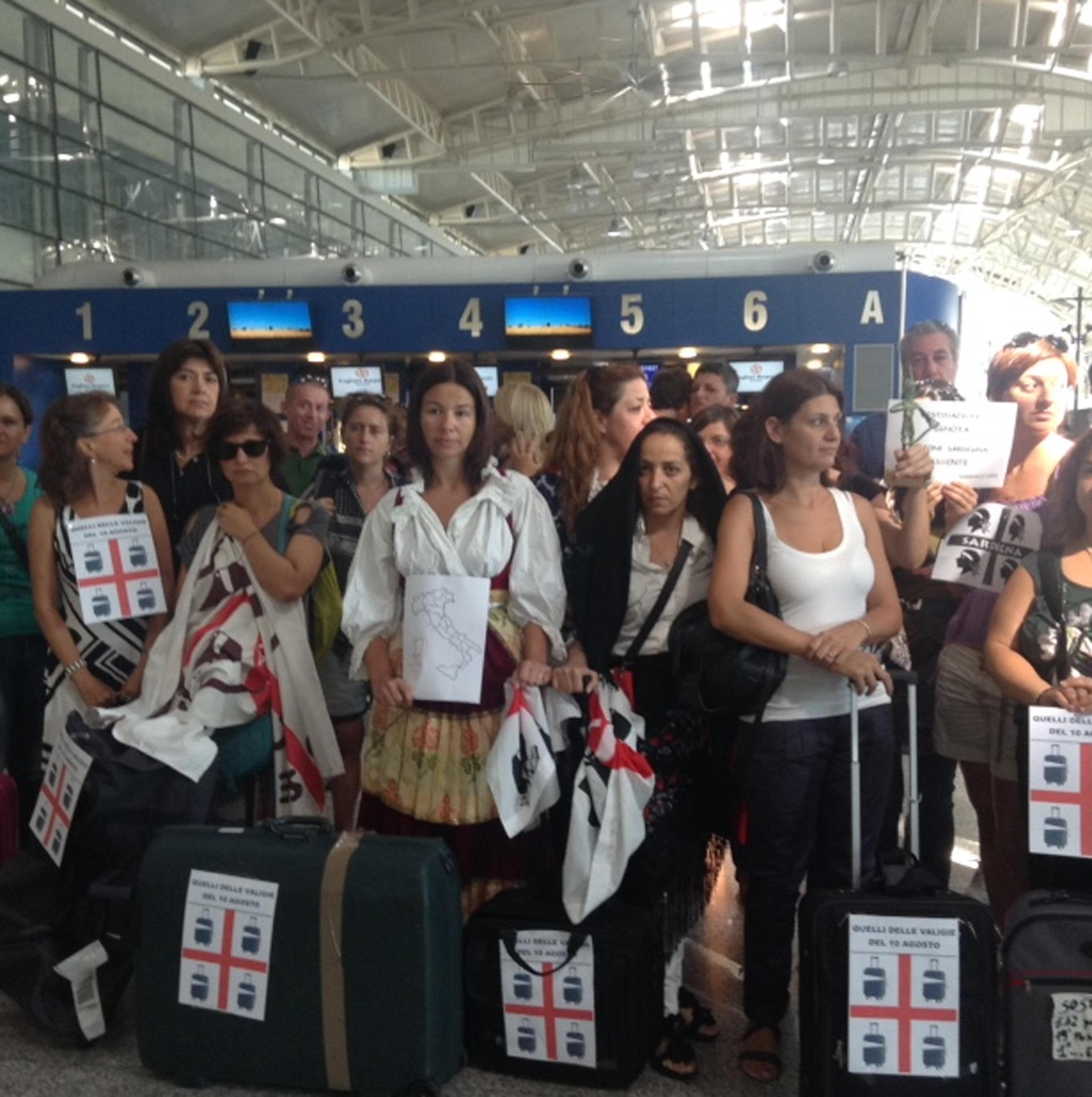 Un flash mob organizzato nel 2015 dagli insegnanti all'aeroporto di Elmas alla scadenza dei termini per le domande di assunzione (foto Mario Rosas)