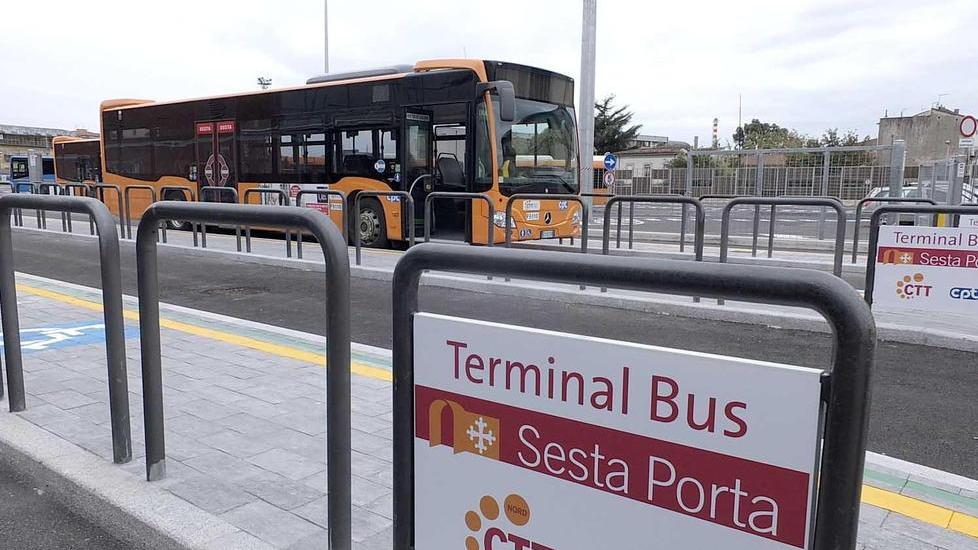 Stroncato da un malore mentre aspetta l’autobus
