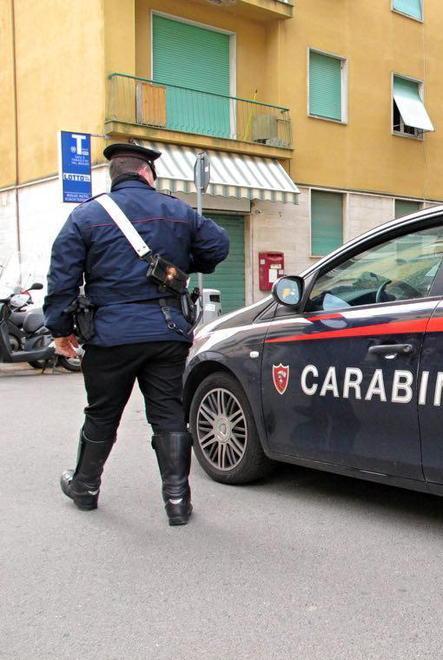 Ruba in un’auto, denunciato grazie ai filmati delle telecamere 