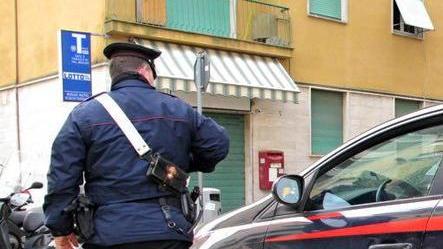 Ruba in un’auto, denunciato grazie ai filmati delle telecamere