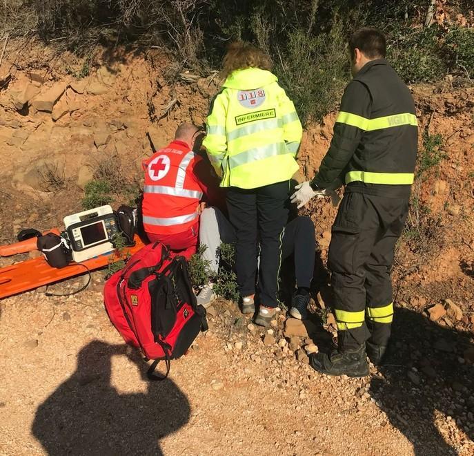 Si sente male e cade dalla bici Soccorso sul sentiero