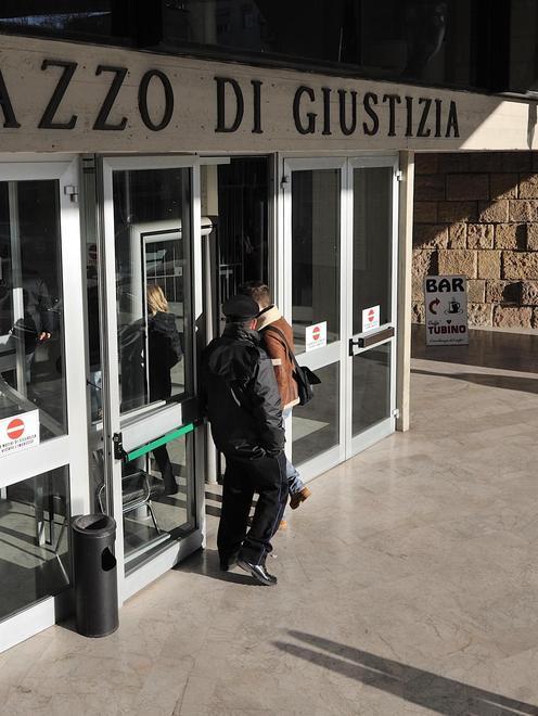 La picchia e ne perseguita la madre 
