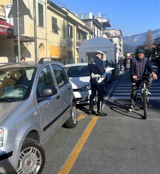 Frena tardi e investe tre pedoni 