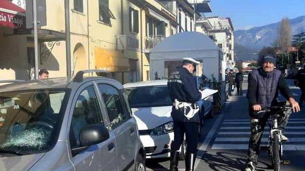 Frena tardi e investe tre pedoni