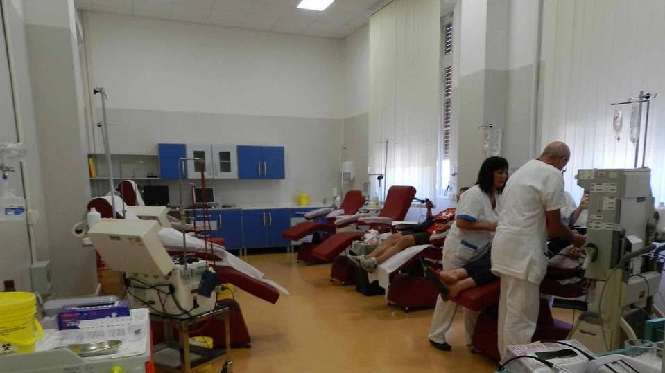 Crollano le donazioni di sangue, scorte in esaurimento a rischio gli interventi