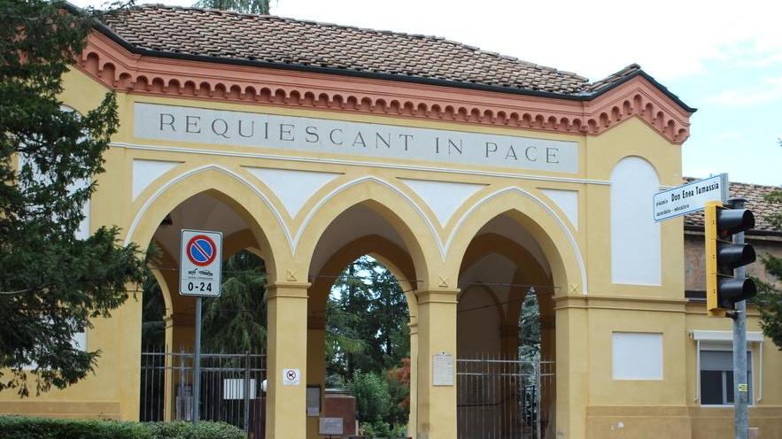 Mette la borsa nel baule I malviventi la derubano