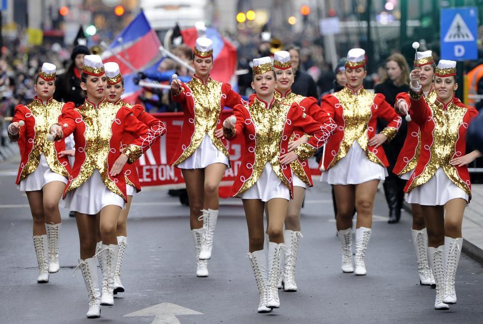 Una sfilata di majorettes
