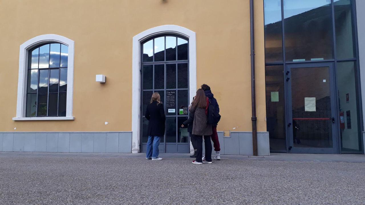 Un gruppo di studentesse davanti al bar chiuso