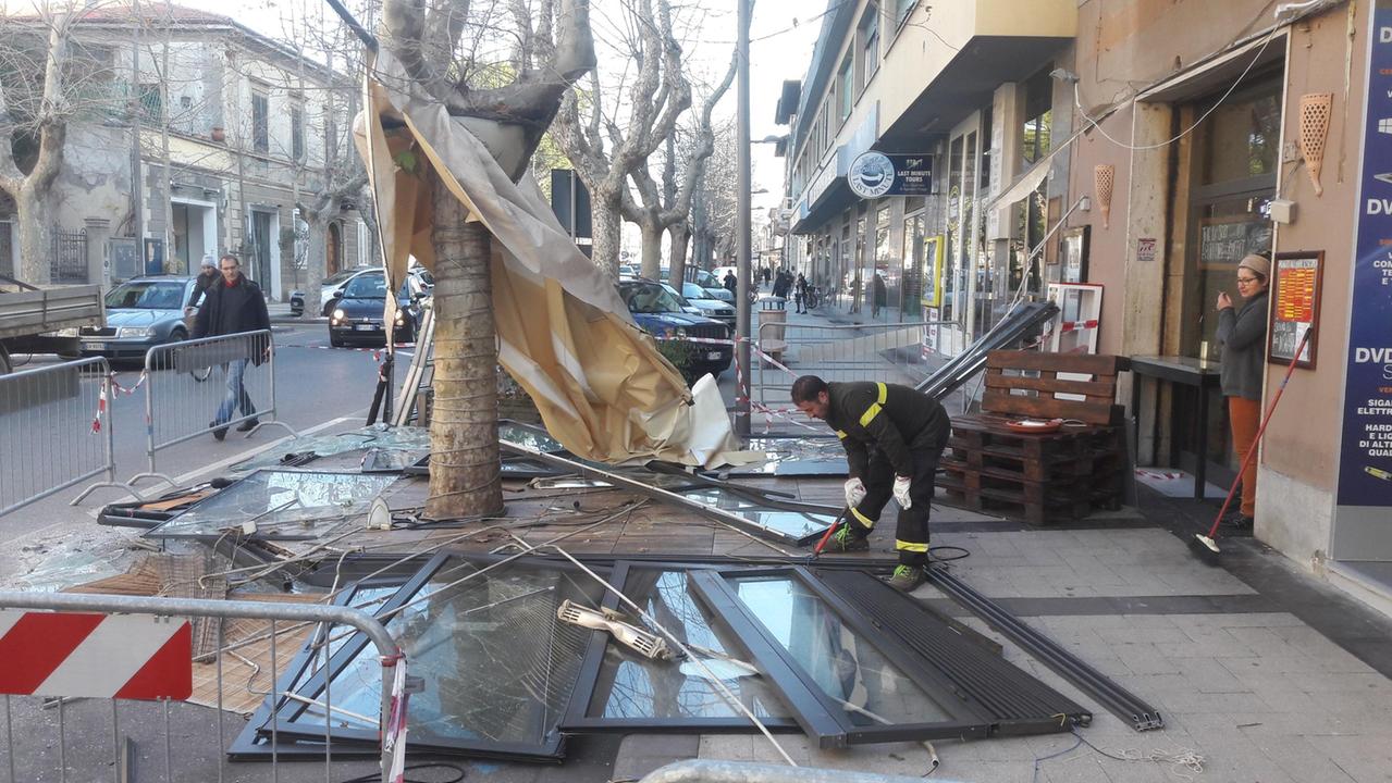 I vigili del fuoco mettono in sicurezza il gazebo