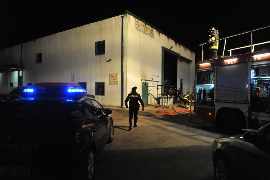 Il locale devastato dal fuoco (foto Giovanna Sanna)