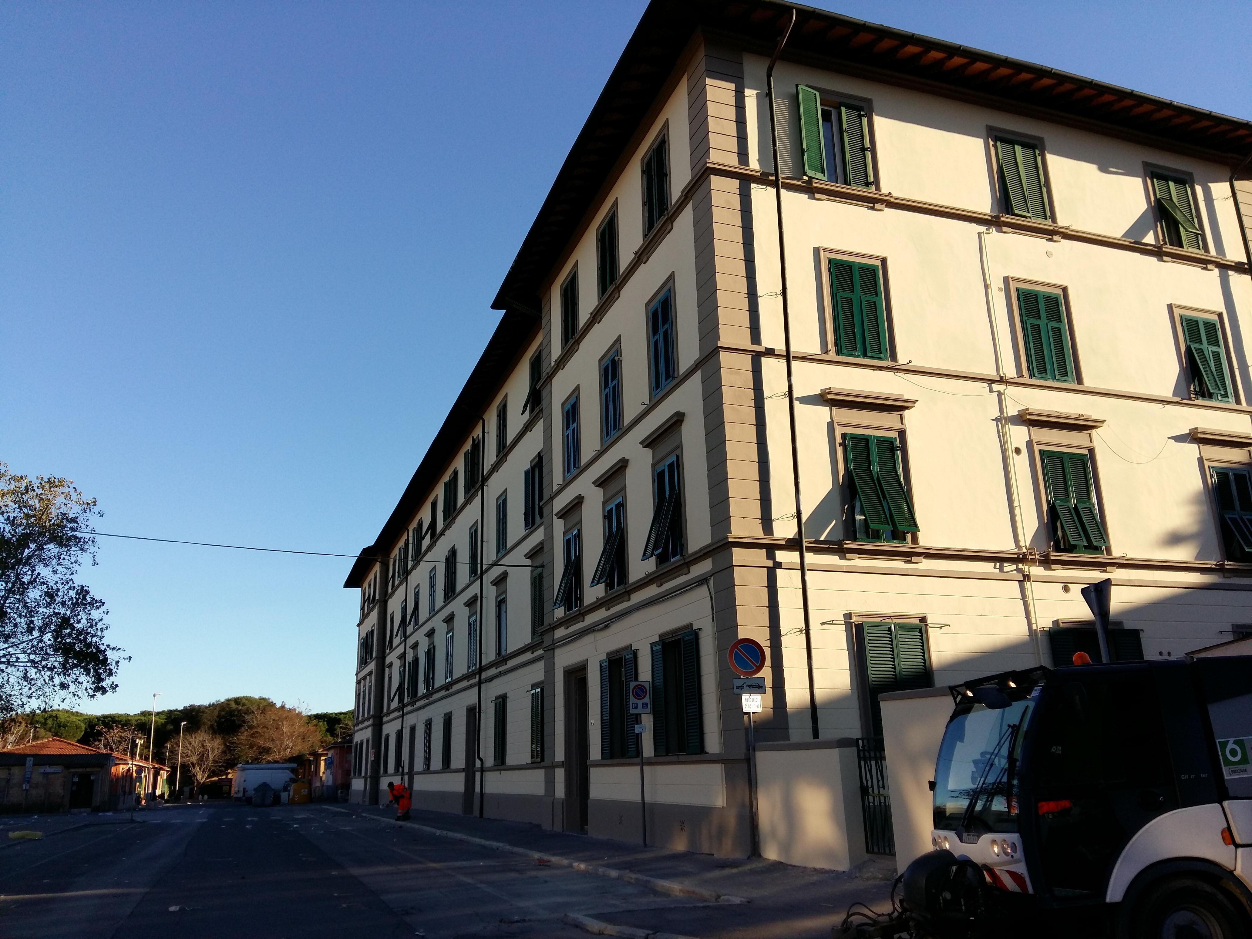 Un edificio Casalp in via Ferrer (foto Paolo Barlettani)