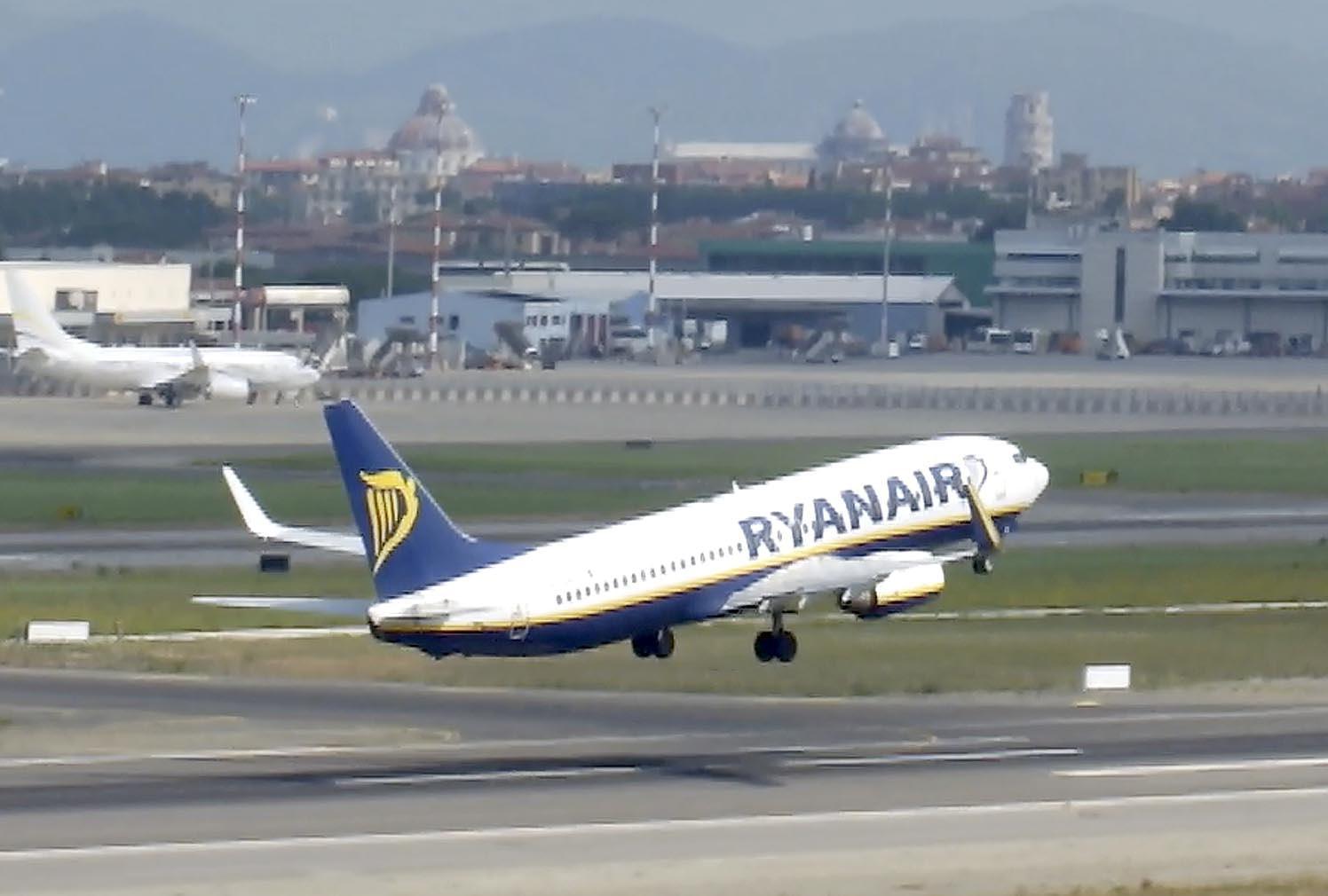 Un Boeing 737 di Ryanair decolla dal Galilei di Pisa