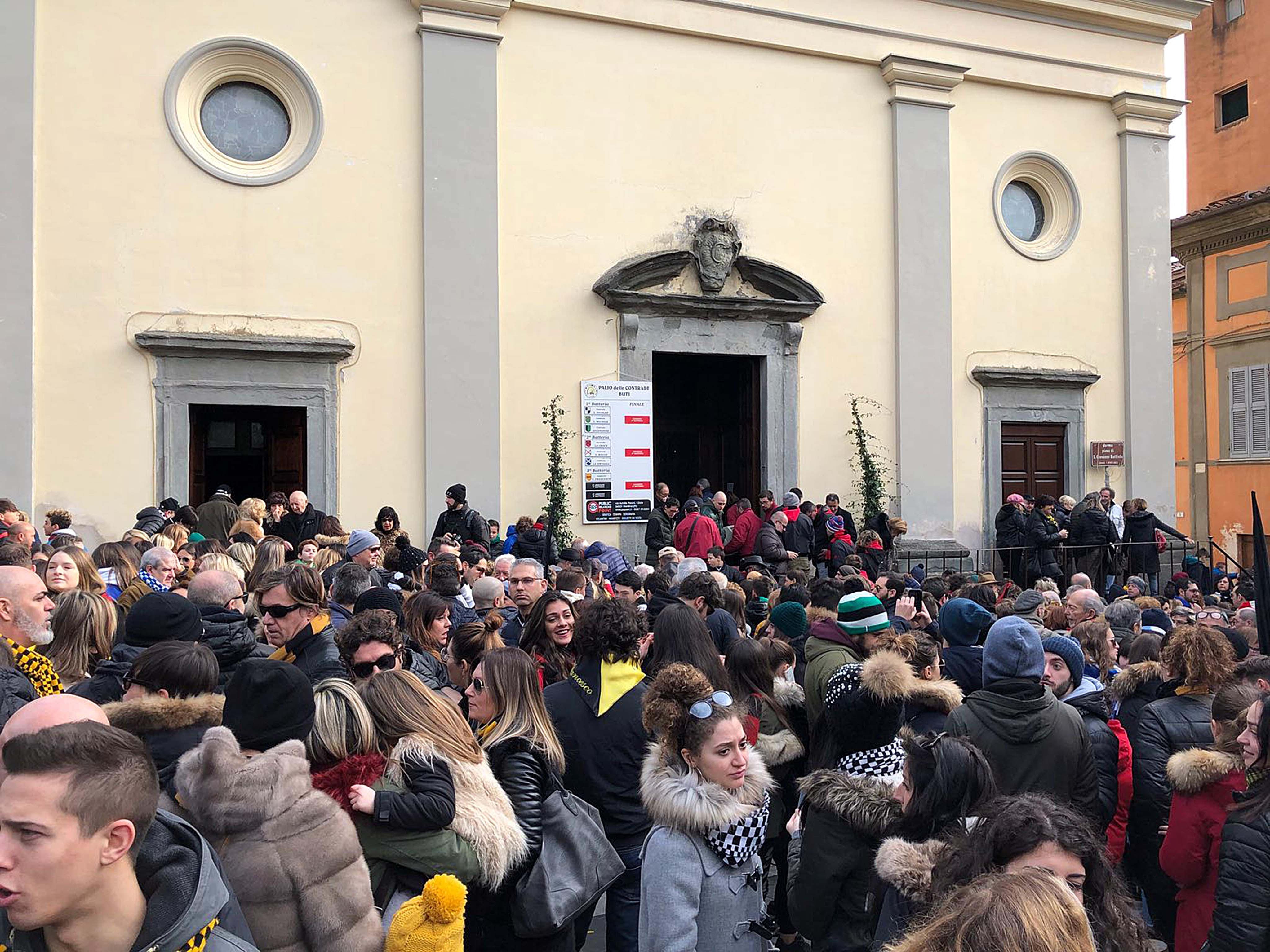 Contradaioli davanti alla chiesa di Buti per l'estrazione delle batterie del Palio