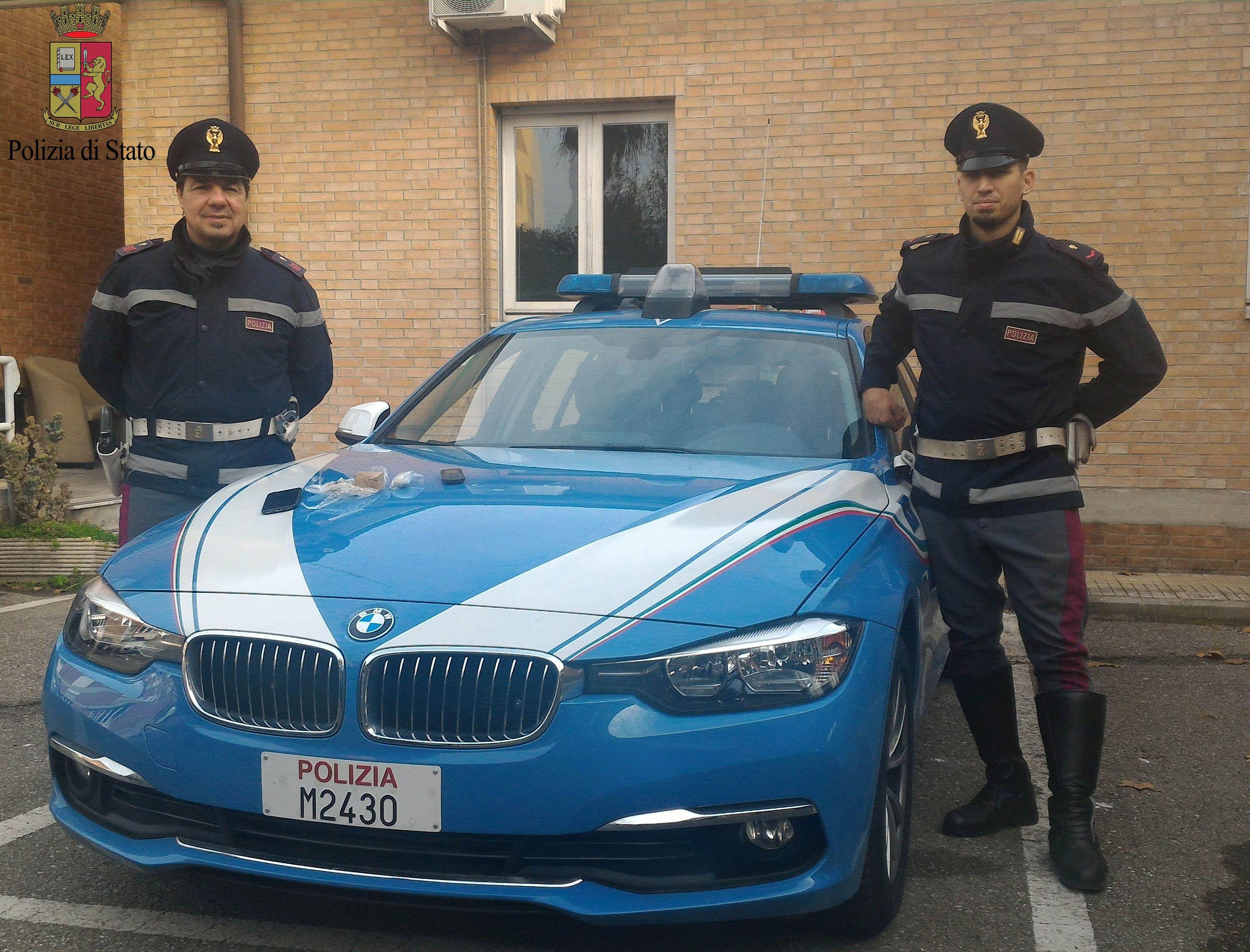 I due agenti della Stradale che hanno arrestato lo spacciatore
