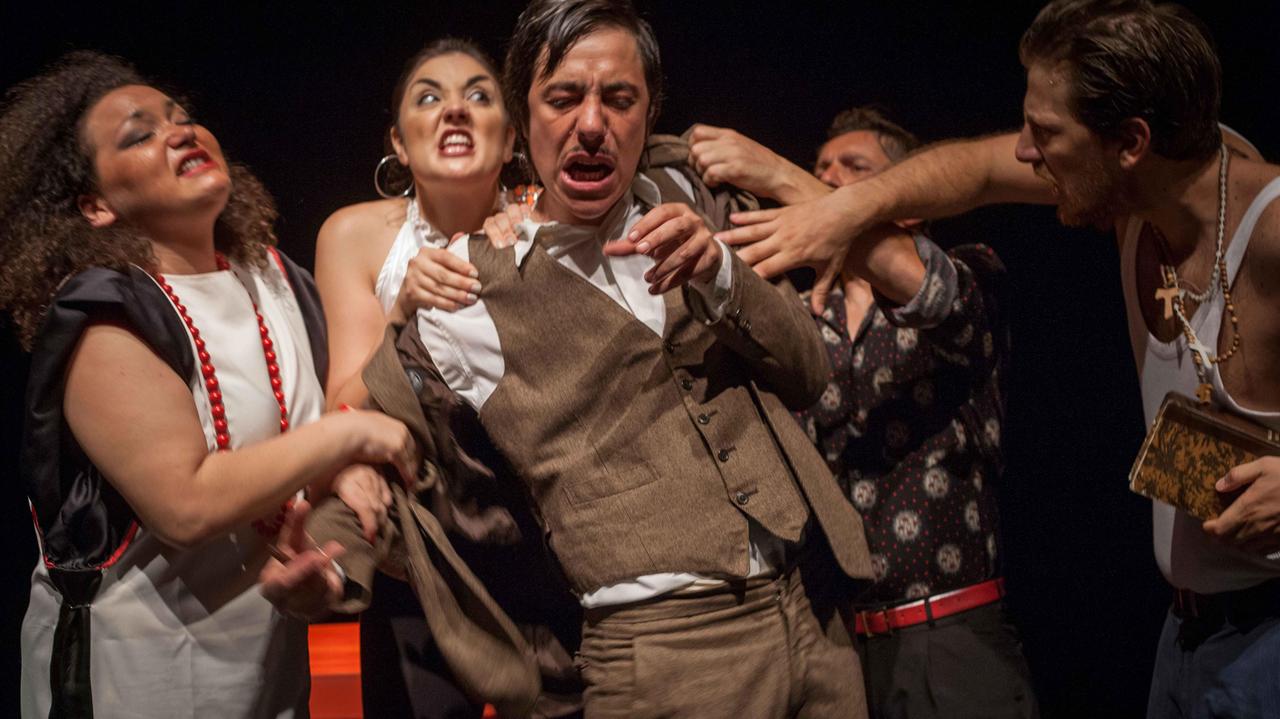 Una scena dello spettacolo (foto Lucia Baldini)