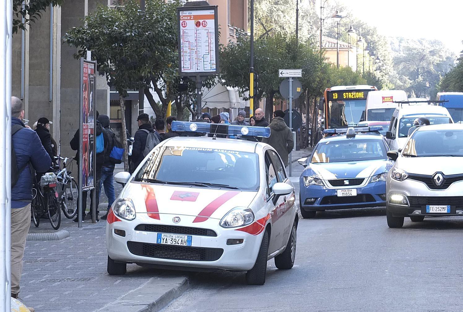 L'intervento della polizia di Stato, con la municipale di supporto (foto Muzzi/Renzullo)