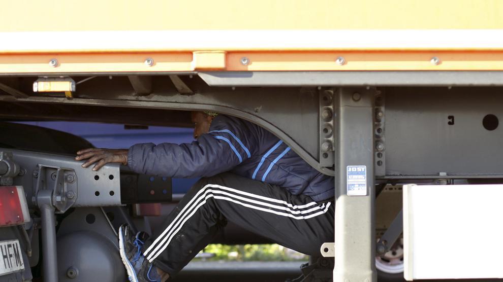 Giovane profugo sotto un tir (foto d'archivio)