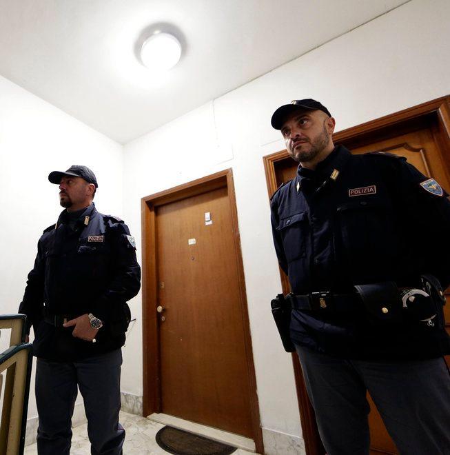 Reggio Emilia, stanca delle feci dei cani gliele getta dentro casa 