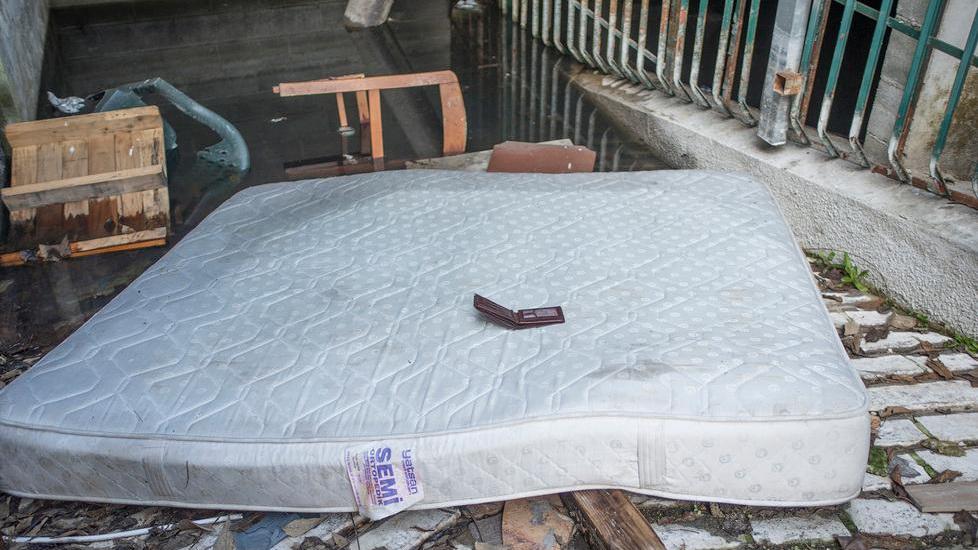 Garage allagato da molti mesi abbandonato e pieno di rifiuti