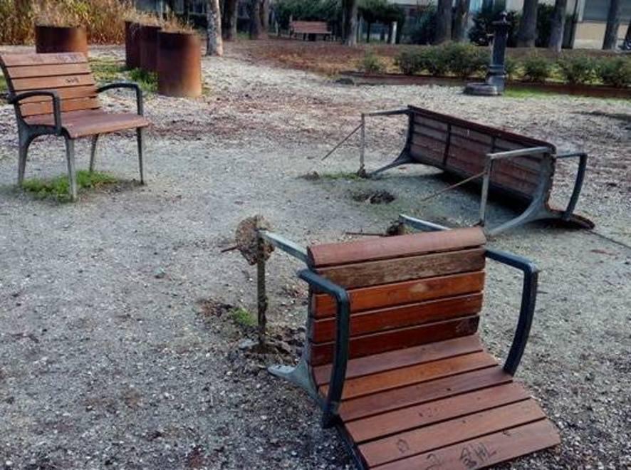 Vandalismo al parco, divelte le panchine 