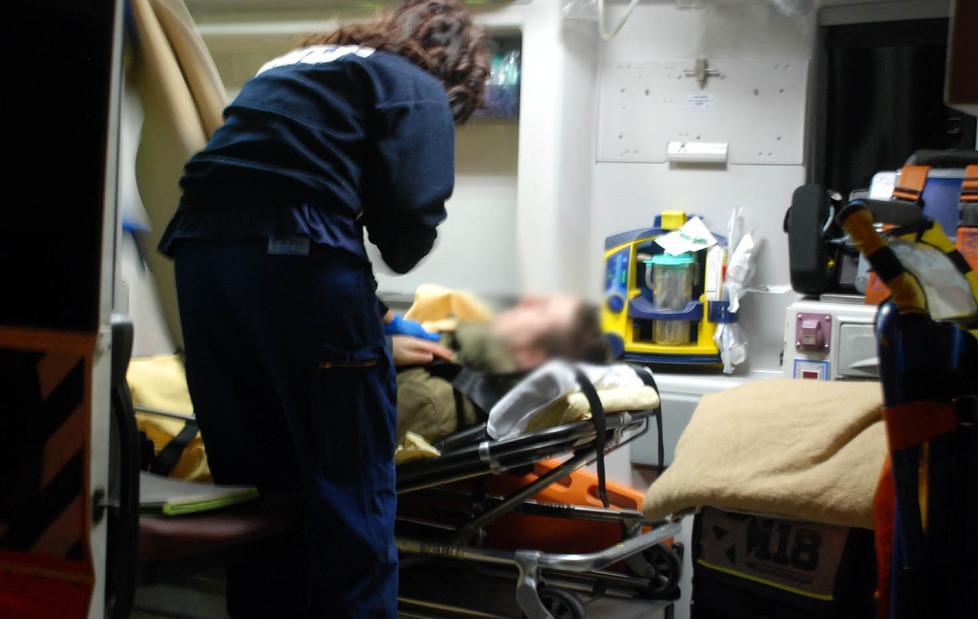 I soccorsi del personale sanitario alla donna investita