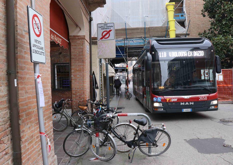 Tolta la rastrelliera in corso Porta Reno, ma le bici vengono parcheggiate ugualmente