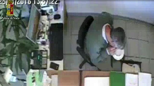 Un dipendente del Comune di Pistoia mentre consuma cocaina in Comune