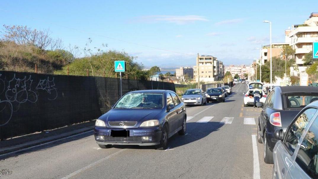 L'auto investitrice in via Maglias a Cagliari