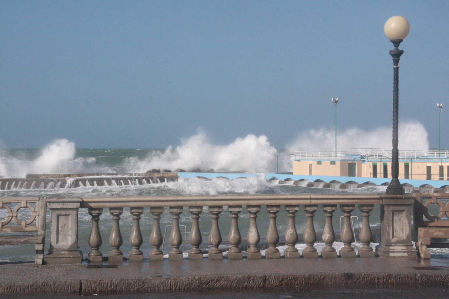 Vento di Libeccio a 100 chilometri orari, scatta l'allerta meteo arancione